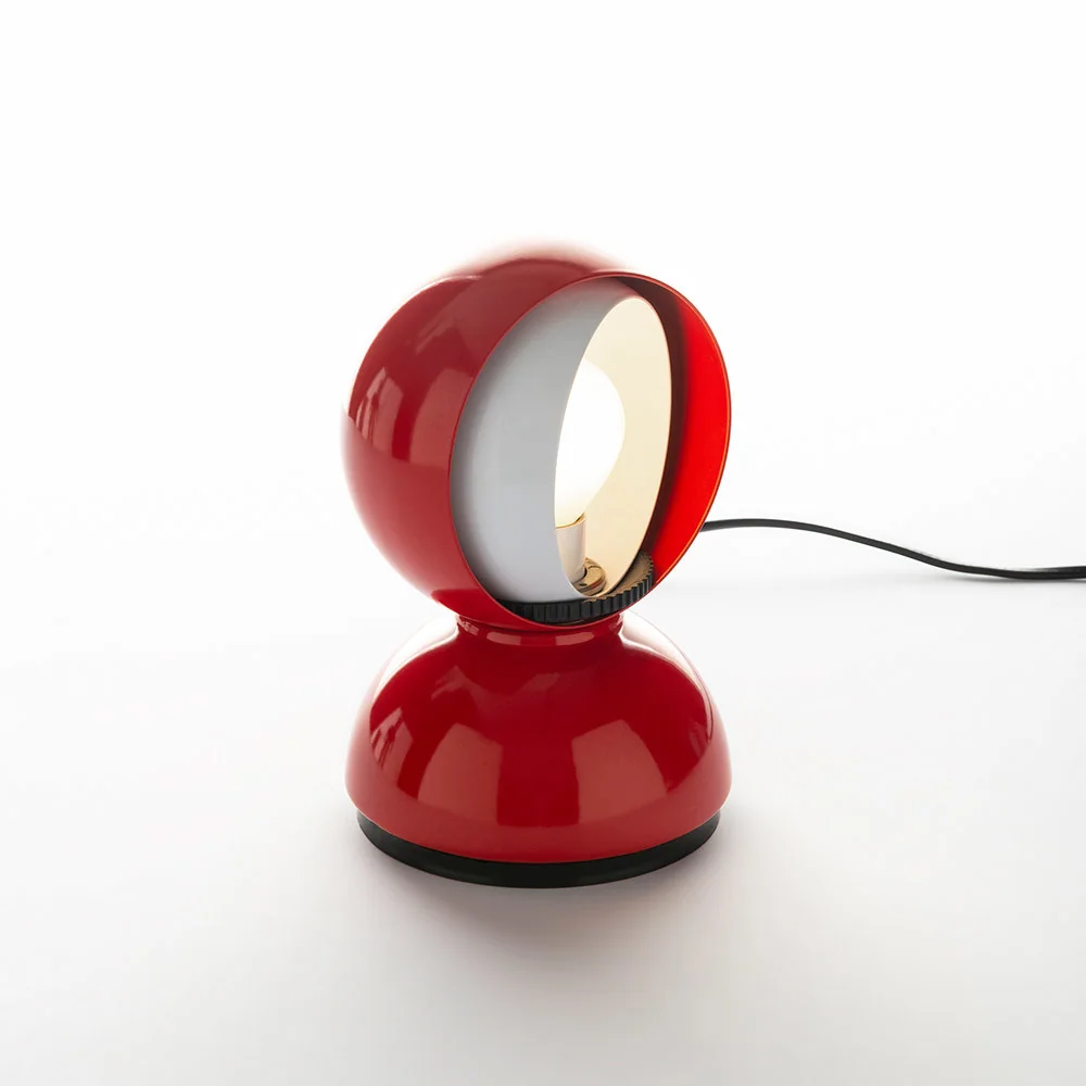 Artemide: Rote kompakte Tischleuchte mit rundem Kopf und verstellbarem Innenschirm auf einem niedrigen Sockel.
