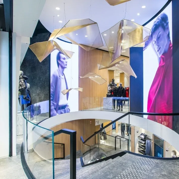 Sattler Lighting: Skulpturale Sonderleuchte in einem farbig gestalteten Schaufenster oder Verkaufsraum.