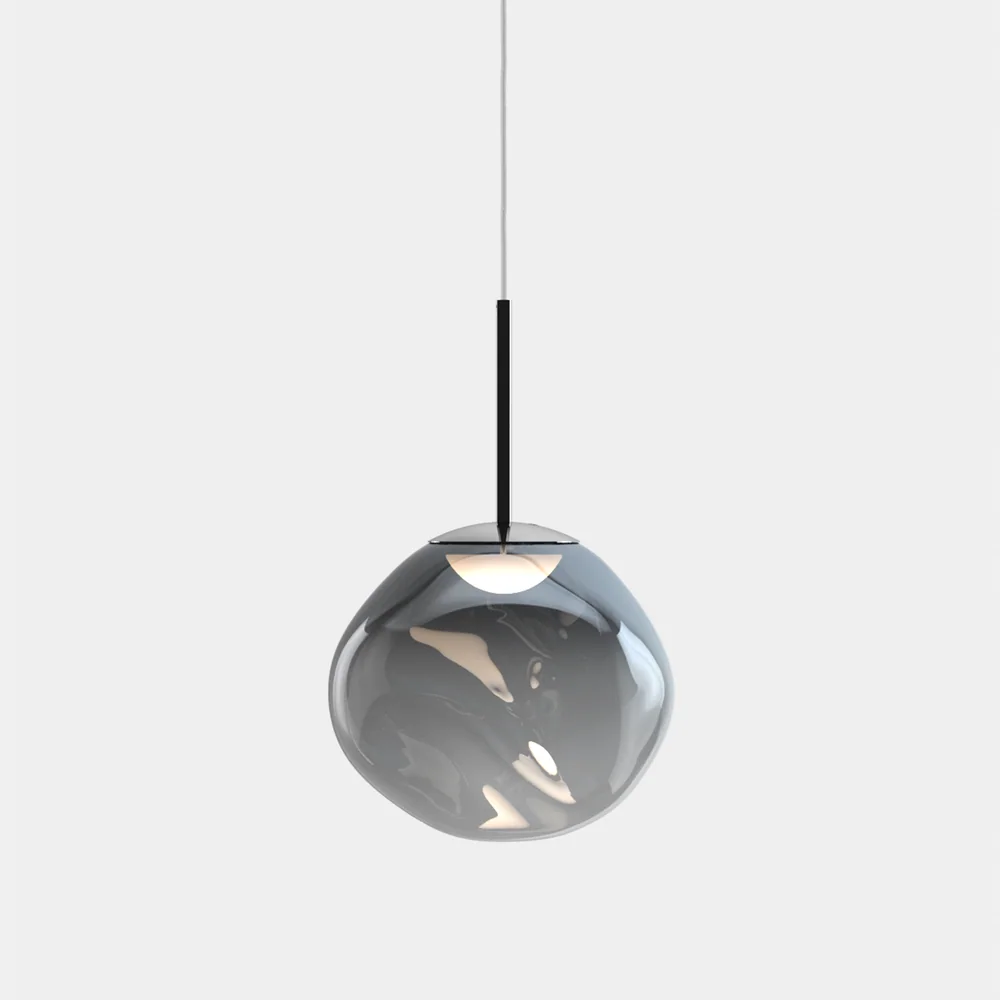 Tom Dixon: Kleine organisch geformte spiegelnde Pendelleuchte an dünnem Kabel vor hellem Hintergrund.